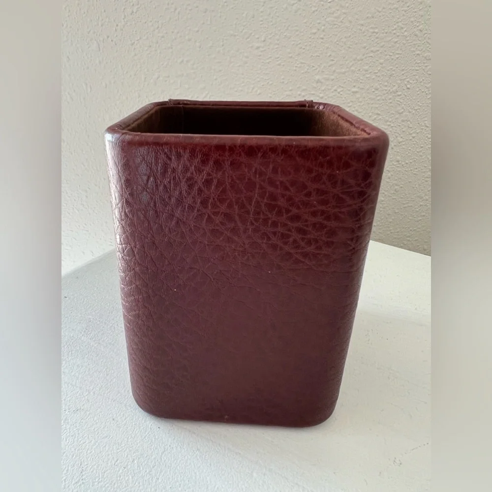 Dacasso | Brown Leather Luxury Desk Accessory Pen Cup Office